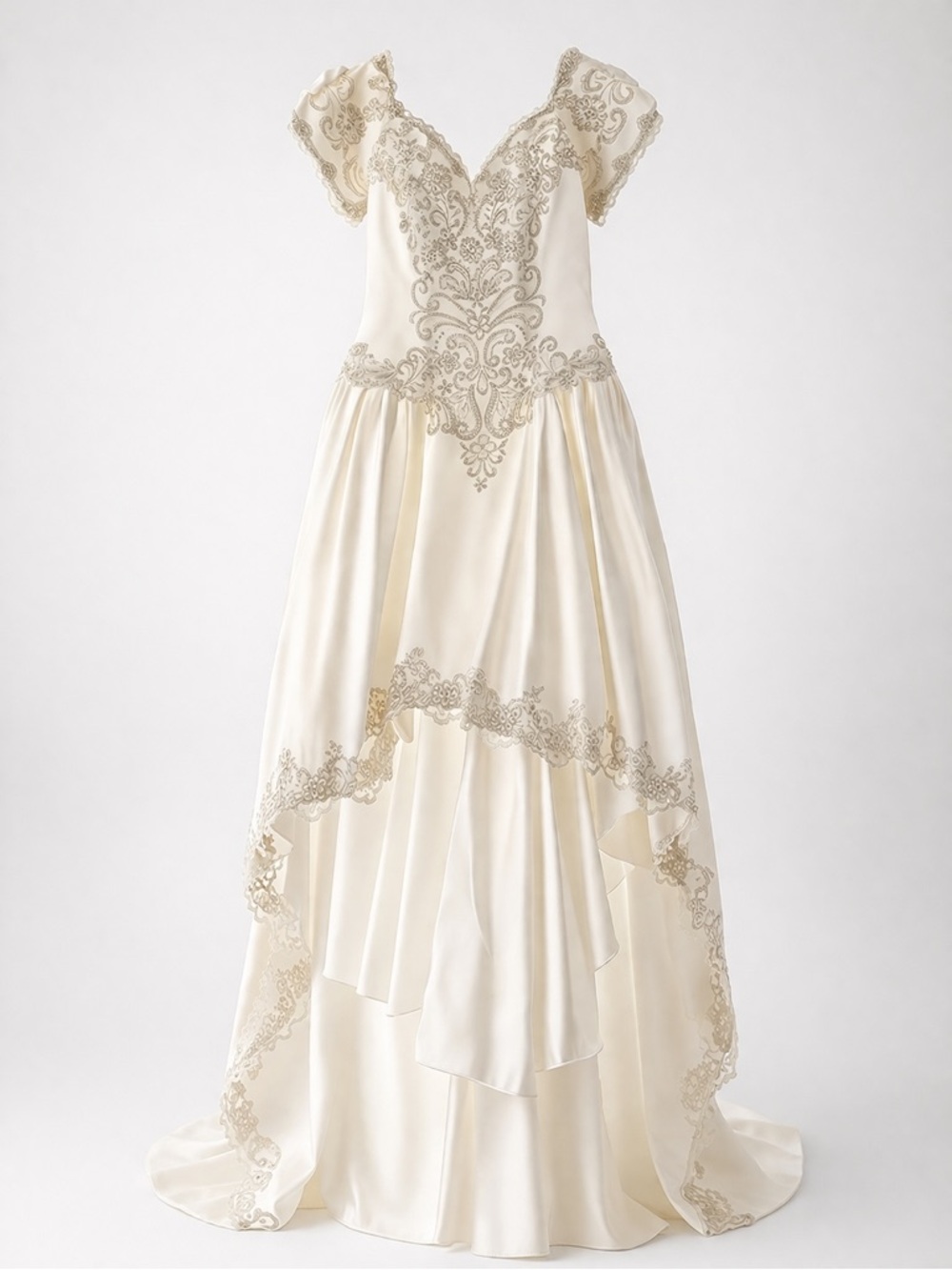 Vintage-Inspired Ivory Wedding Dress – Lace & Satin Details